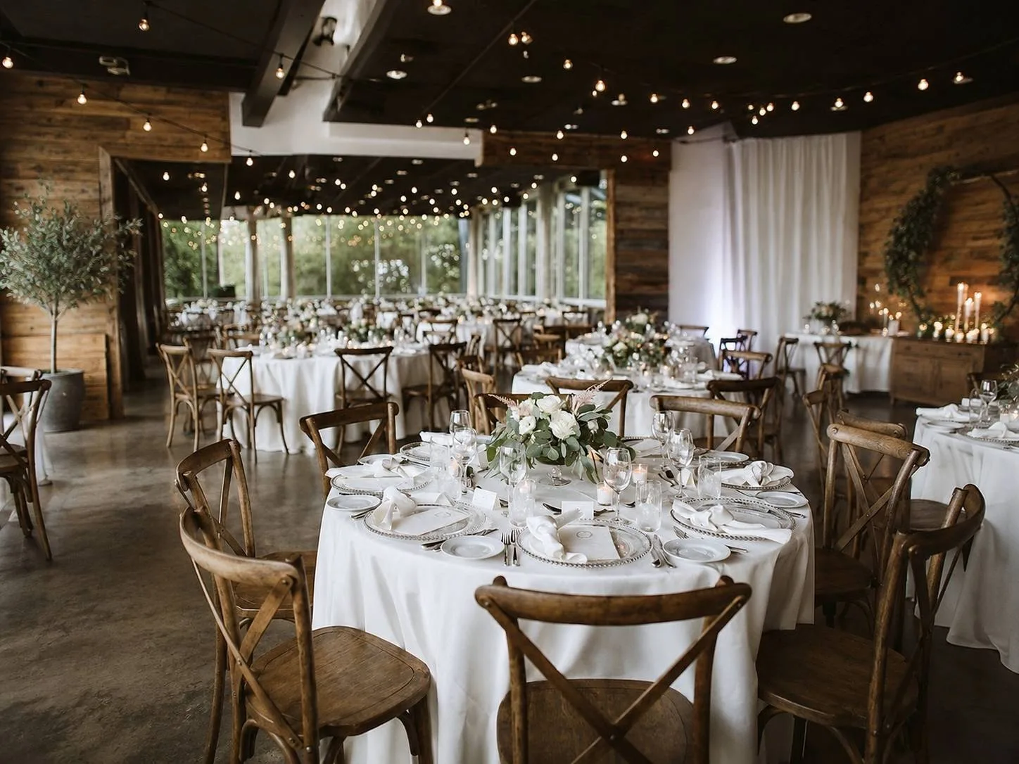 ambiance mariage avec location table ronde plastique 180 cm