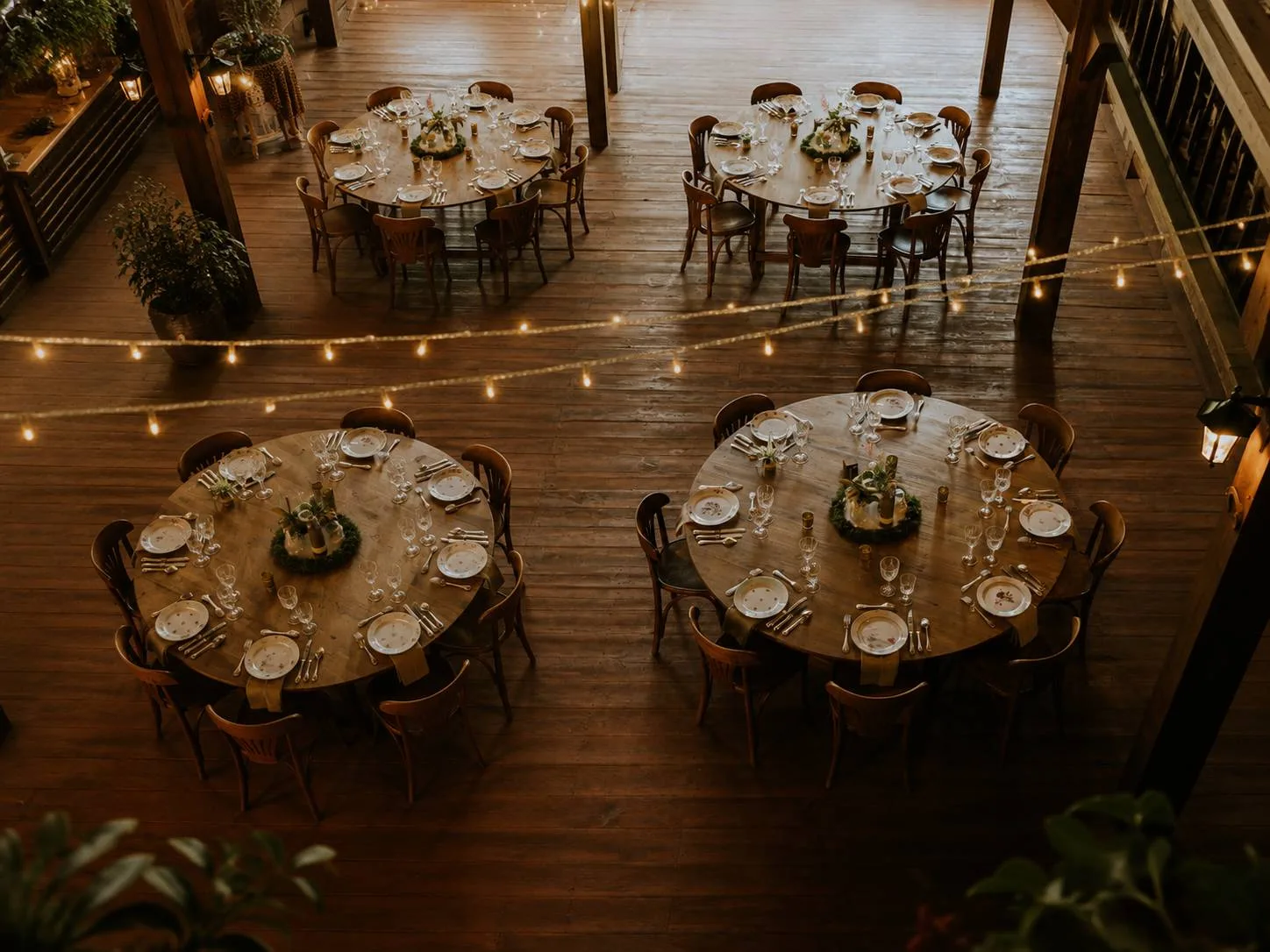 salle de mariage avec table ronde en bois rustique 153cm