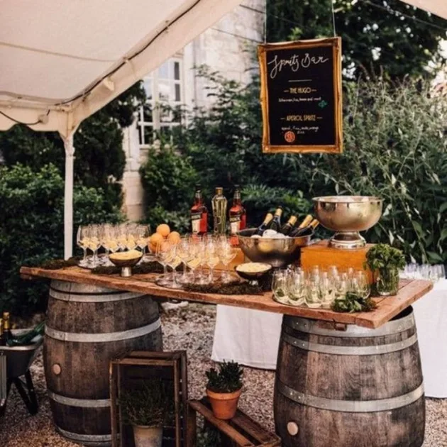 Tonneaux en bois avec planche de buffet